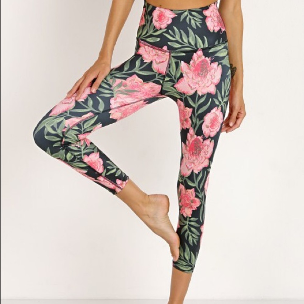 Beyond yoga lux print high waisted Capri
